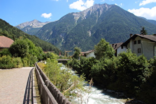 die Ahr in Sand i. T., Blick flussabwärts auf Achternock und Wasserfallspitze …