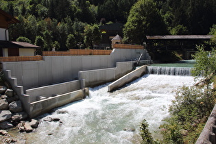 … und Blick flussaufwärts auf ein Wehr