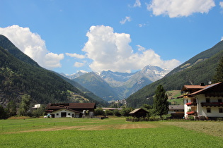 Blick auf die Burg Taufers, die Hornspitzen und den Schwarzenstein