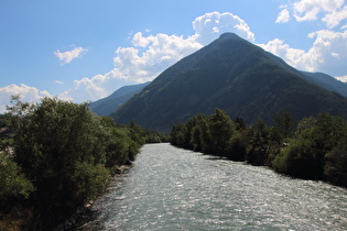 Ahrbrücke in Kematen, Blick flussabwärts und auf den Hühnerspiel …