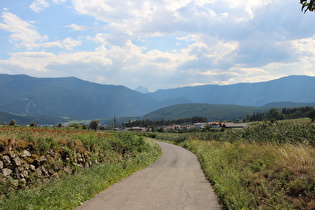 etwas weiter unten, Blick talabwärts über St. Georgen ins Pustertal …