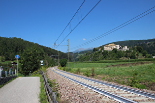 … und Blick auf Pustertal Radweg, Pustertalbahn und Schloss Sonnenburg