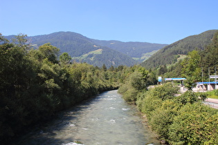 Brücke  über die Gader im Verlauf des Pustertal Radwegs, Blick flussaufwärts, …