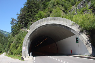 oberes Tunnelende und gesperrte alte Straße