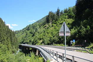 Blick talabwärts auf neue und gesperrte alte Straße