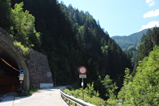 der nächste Tunnel, unteres Ende und gesperrte alte Straße