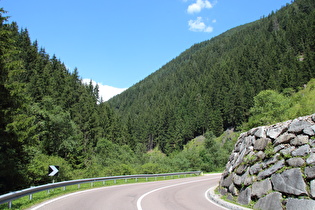 … und Blick flussabwärts – eine Landschaft wie im Harz