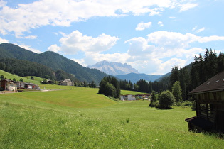 Blick talaufwärts auf Pikolein und den Heiligkreuzkofel am Horizont (in Bildmitte)