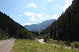 Blick talaufwärts auf die Talstufe zwischen Pederoa und Abtei, dahinter die Puezgruppe