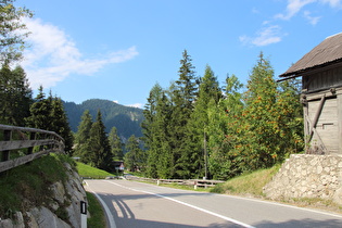 … und Blick talabwärts zur obersten Kehre in der Talstufe