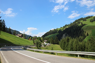 in Pedratsches, Blick über die Talstufe talabwärts, …