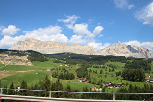 … Blick auf den Heiligkreuzkofel und das Lavarela-Massiv …