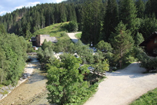 … und Blick flussaufwärts auf die Mündung des St. Kassianer Bachs (links) in die Gader