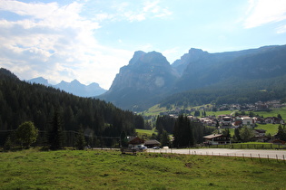 Blick über das Gadertal auf Stern, dahinter der Sassongher (in Bildmitte)