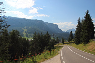 Blick ins Gadertal talabwärts, am Horizont der Peitlerkofel