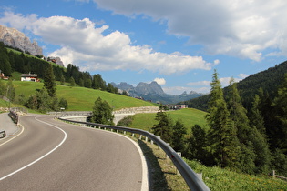 Blick über St. Kassian auf Grande und Piccolo Lagazuoi und Passo Valparola