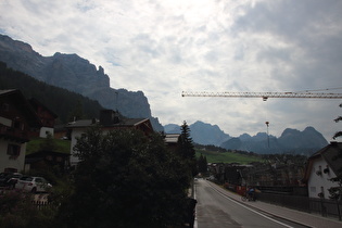 durch die Wolken durchbrechende Sonne über St. Kassian, Blick nach Südosten