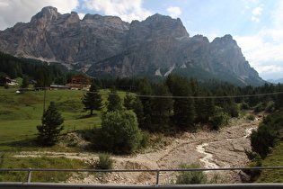 in Zufluss zum St. Kassianer Bach, Blick flussaufwärts auf das Lavarela-Massiv …