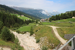 … und Blick flussabwärts über St. Kassian auf Puezgruppe und Peitlerkofel