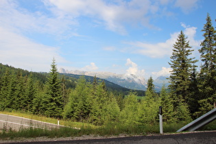 Blick über die Nordrampe des Passo di Valparola auf Puezgruppe und Peitlerkofel