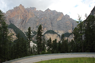 Blick über eine Kehre der Nordrampe auf das Lavarela-Massiv