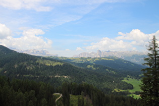 Blick auf Puezgruppe und Gruppo del Sella