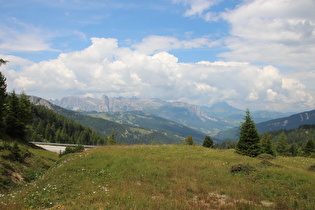 Blick ins Gadertal und auf Puezgruppe und Peitlerkofel