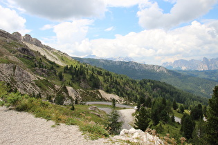 Blick über die Nordrampe auf die Gruppo del Sella, …