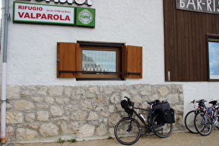 das Rifugio Valparola auf der Wasserscheide am Passo di Valparola