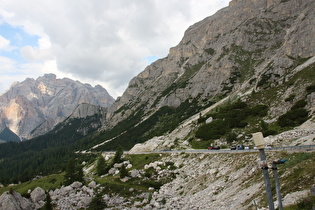 … Blick auf die Nordrampe und das Lavarela-Massiv, …