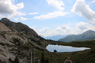 … Blick nach Südosten auf das Festungswerk Tre Sassi und den Lago di Valparola …