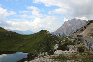 zwischen Rifugio Valparola und Passhöhe, Blick auf das Rifugio Valparola, …