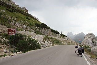 "Dach der Etappe": Passo di Valparola; Blick nach Südosten auf aufziehenden Regen