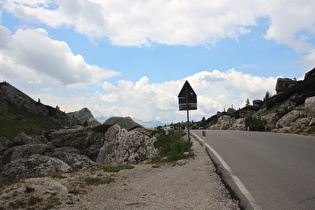 Blick über die Passhöhe nach Nordwesten, am Horizont die Puezgruppe …