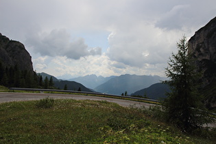 Blick über die nächstuntere Kehre ins Val Cordevole