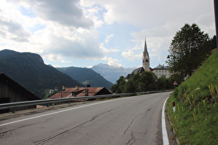 Blick über Pieve auf die Gruppo del Sella am Horizont