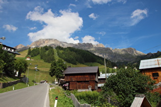 in Arabba etwas weiter oben, Blick auf die Gruppo del Sella