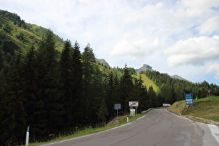 ein wichtiger Hinweis am Ortsausgang von Arabba und Blick zum Sasso Capello