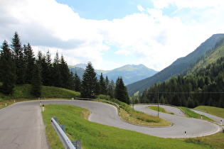 Blick über ein Serpentinenknäuel auf den Col di Lana (rechts), …