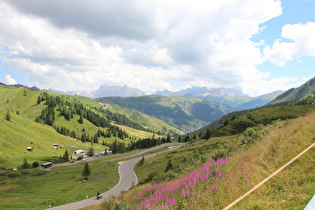 Blick über die Ostrampe auf Arabba, am Horizont Berge der Fanesgruppe …