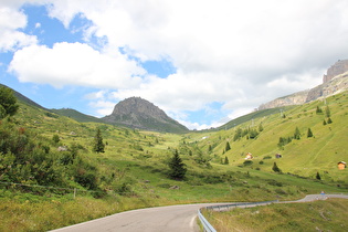 … und Blick auf den Sasso Beccè und die Passhöhe