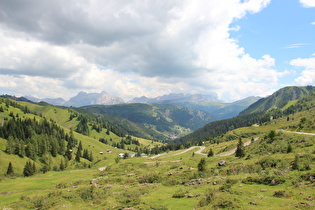 Blick über die Ostrampe auf Arabba, am Horizont Berge der Fanesgruppe