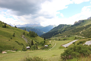 Blick über die Ostrampe bergab auf Singletrail und Passstraße