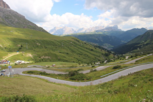 Blick über zahlreiche Kehren Arabba, auf Lavarela-Massiv und Fanesgruppe