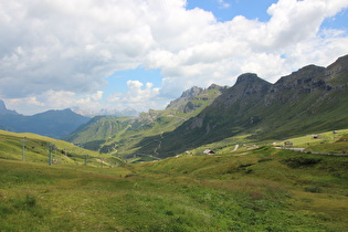 Blick von der Passhöhe ins Fodom und auf die Crepes de Padon mit dem Sasso Capello