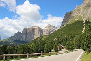 weiter unten, Blick auf Piz Ciavazes und Piz Sëlva in der Gruppo del Sella …