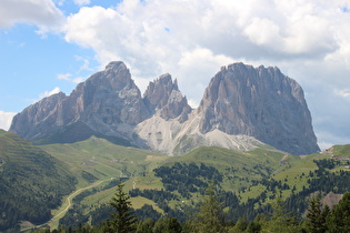 Zoom auf v. l. n. r.: Plattkofel, Grohmannspitze, Fünffingerspitze und Langkofel