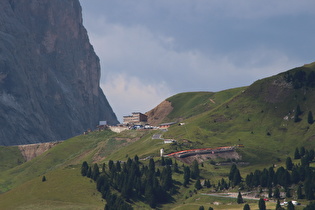 Zoom auf Ostrampe und Passhöhe des Passo Sella