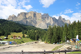 … und den Piz Ciavazes, dahinter weitere Berge der Gruppo del Sella