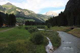 … und Blick flussaufwärts auf Col Rodella und Gruppo del Sella